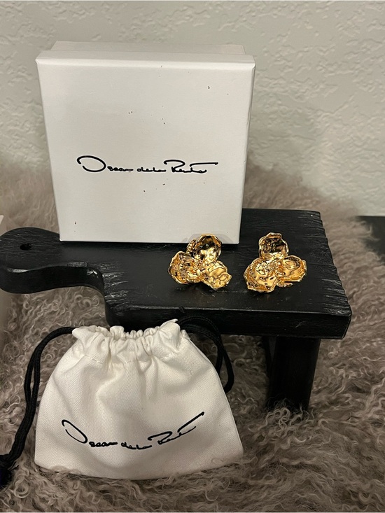Oscar de la Renta Jewelry - Oscar de la Renta Gold Floral Post Back Earrings. New